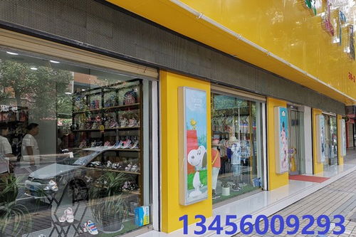 六一儿童节淘气猫服装店搞促销活动所有衣服打七五折销售王阿姨给孩子买