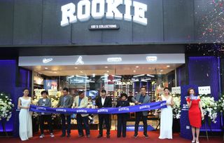 广西省梧州市大润发有孔雀安妮童装店吗