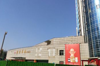 济南玉函银座地下一在乐卡克旁边的服装品牌叫什么名字,标志好像是个