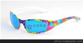 那里有卖毛绒玩具上的眼睛,鼻子,一类的东西的,上