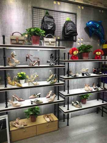 鞋架展示柜有什么款式选择鞋架展示柜怎么保养