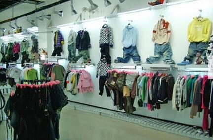 想加盟一个童鞋店 什么牌子比较吸引消费者加盟条件比较实惠价格优惠