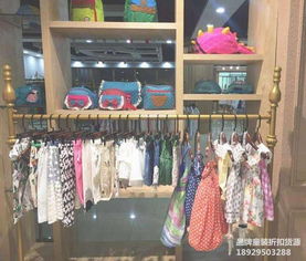 童装店卖多个品牌的衣服
